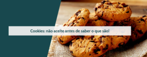 Uma pilha de cookies fazendo um trocadilho com os cookies da internet escrito "Cookies: não aceite antes de saber o que são!". Cláusulas.