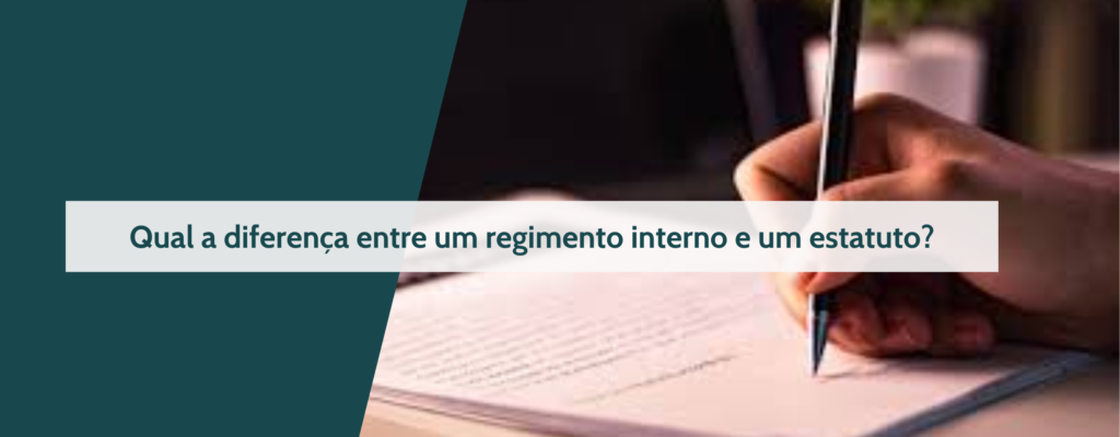 Uma mão segurando uma caneta indicando um contrato fazendo referência a um regimento interno